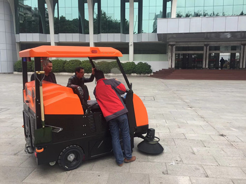 物業(yè)辦公區(qū)再次選擇御衛(wèi)仕掃地車(chē)