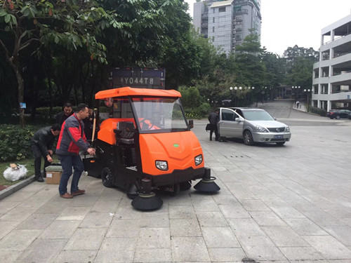 物業(yè)辦公區(qū)再次選擇御衛(wèi)仕掃地車(chē)
